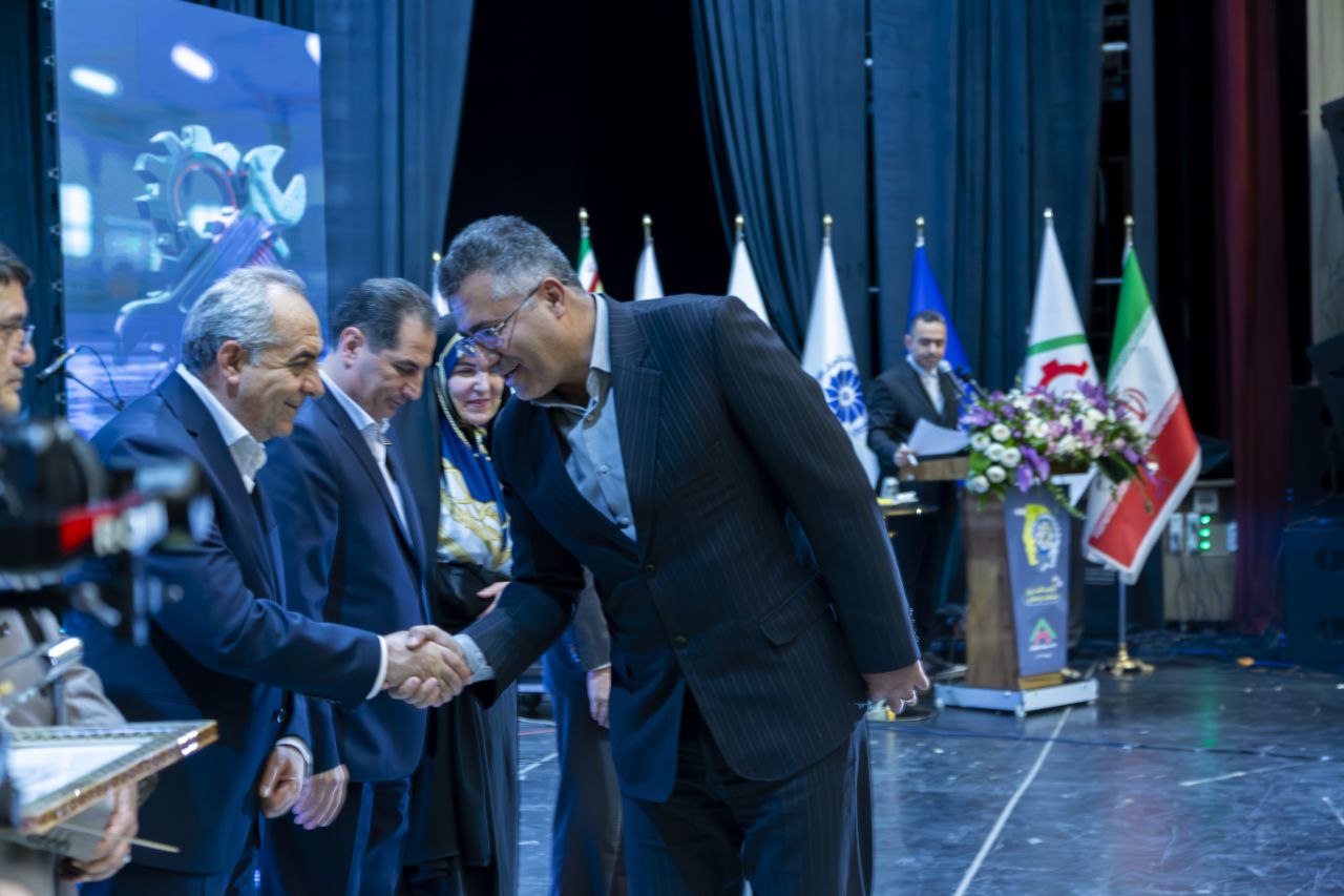 شبی پر افتخار برای گروه صنعتی پارس ساختار در مراسم گرامیداشت روز صنعت، معدن و تجارت آذربایجان شرقی   انتخاب شرکت پارس ساختار به عنوان واحد نمونه و شرکت صنایع فولاد شهریار به عنوان طرح نمونه