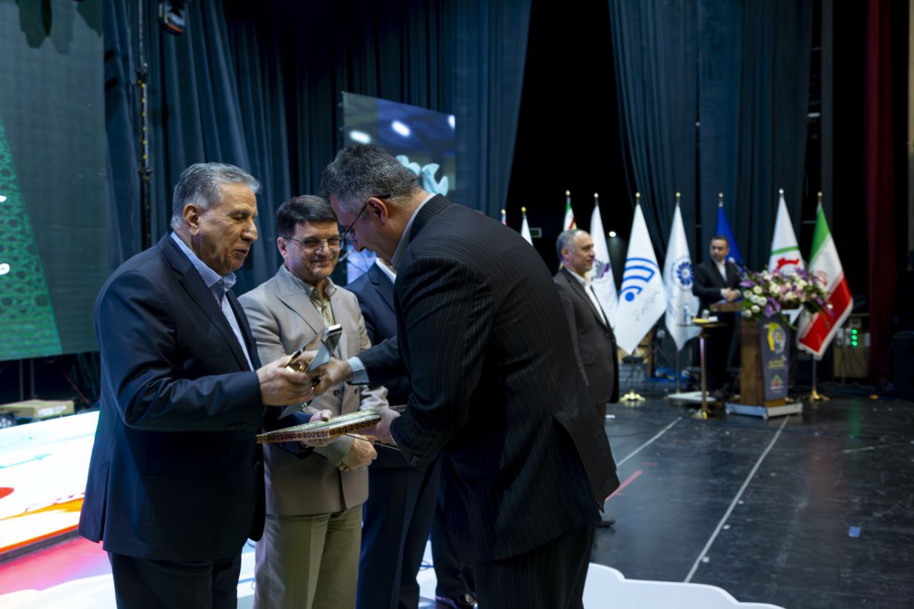 شبی پر افتخار برای گروه صنعتی پارس ساختار در مراسم گرامیداشت روز صنعت، معدن و تجارت آذربایجان شرقی   انتخاب شرکت پارس ساختار به عنوان واحد نمونه و شرکت صنایع فولاد شهریار به عنوان طرح نمونه